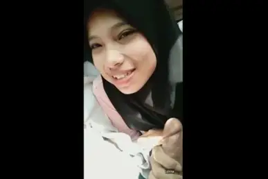 Bokep Jilbab Hitam Ngemut Kontol Gede di Mobil Panas