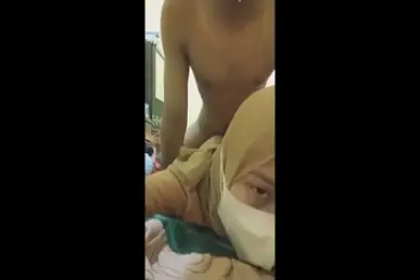 Bokep Jilbab Pijat Malah Dientot Keras Memek Basah Banjir